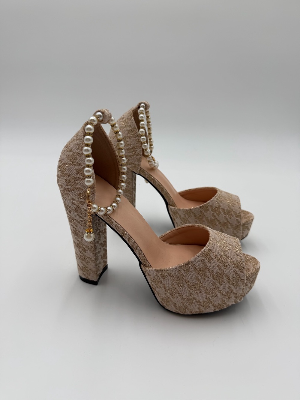 Women’s heels w/ a glittery houndstooth pattern & decorative faux pearl chain 37